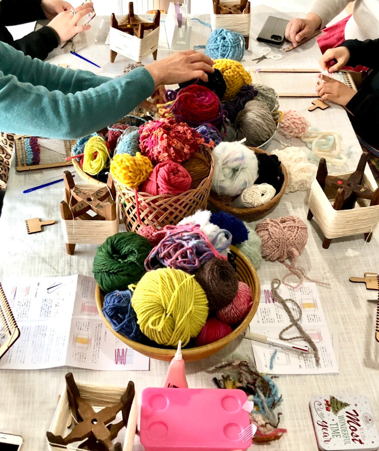 ITOBAオープン工房の手織りワークショップ風景。414textileの長谷川夕美子の指導で、参加者がカラフルな糸を選びながらミニ木枠で織りを楽しむ様子。織ることで整う、わたしの心と暮らし。