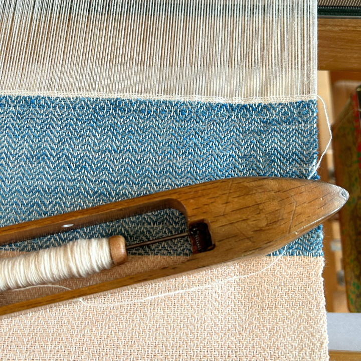 ITOBAオープン工房での織り体験の様子。織機を使って木綿の布を織る途中の工程。